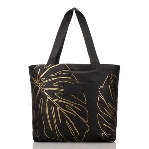 NWT ALOHA Collection Lanai Day Tripper Tote